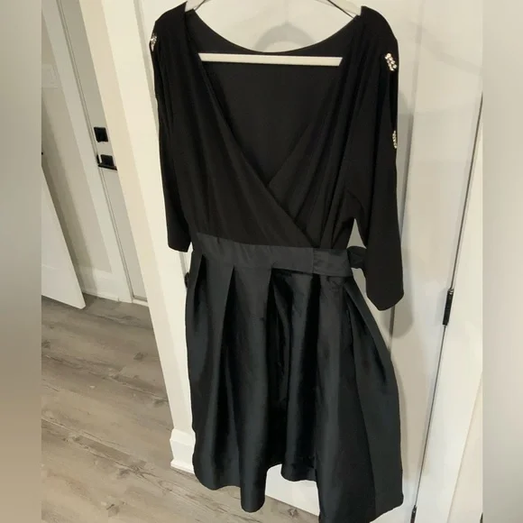 Adrianna Papell: Elegant Black Dress Midi Dress - Picture 4 of 8